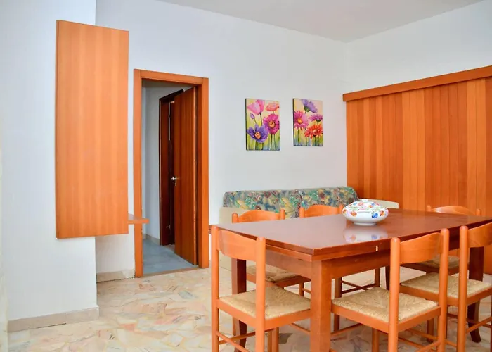 Semi-detached With Large Private Garden شقة