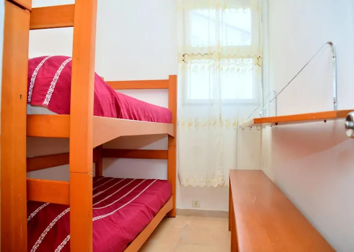 شقة Semi-detached With Large Private Garden *